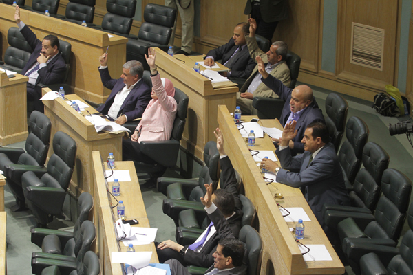 Lawmakers attend a Lower House session on Sunday (Photo by Nader Daoud)